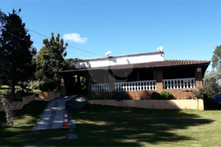Chácara à venda com 8 quartos, sendo 3 suítes, no Centro, Toledo, MG
