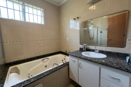 Sobrado à venda com 4 quartos, sendo 1 suíte, em Vila Cordeiro, São Paulo, SP