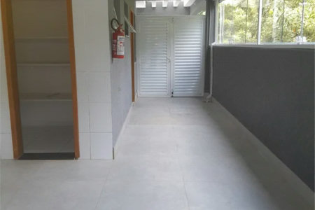 Casa à venda ou para alugar com 4 suítes em Chácaras São Carlos, Cotia, SP