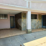 Casa Térrea com 3 dormitórios, sendo 1 suíte.