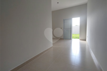Casa térrea em Atibaia com 3 suítes, sala 2 ambientes, 2 vagas garagem, excelente localização, pronta para morar