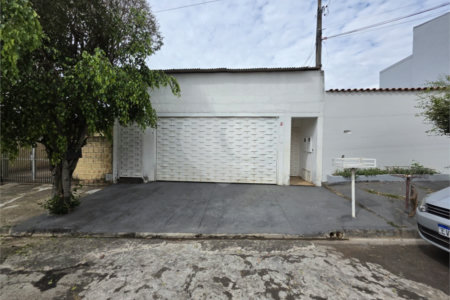 Casa térrea à venda no Douradinho com 2 quartos e edícula com mais dois quartos e 2 banheiros.