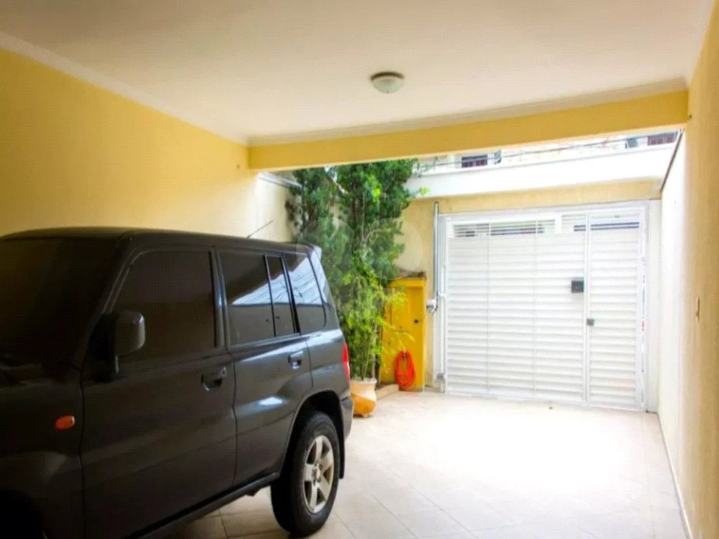 Sobrado com 180m² , 3 dormitórios , sendo 3 suítes , 3 vagas de garagem , churrasqueira e Jardim de inverno , à venda na Vila Scarpelli , Santo André.