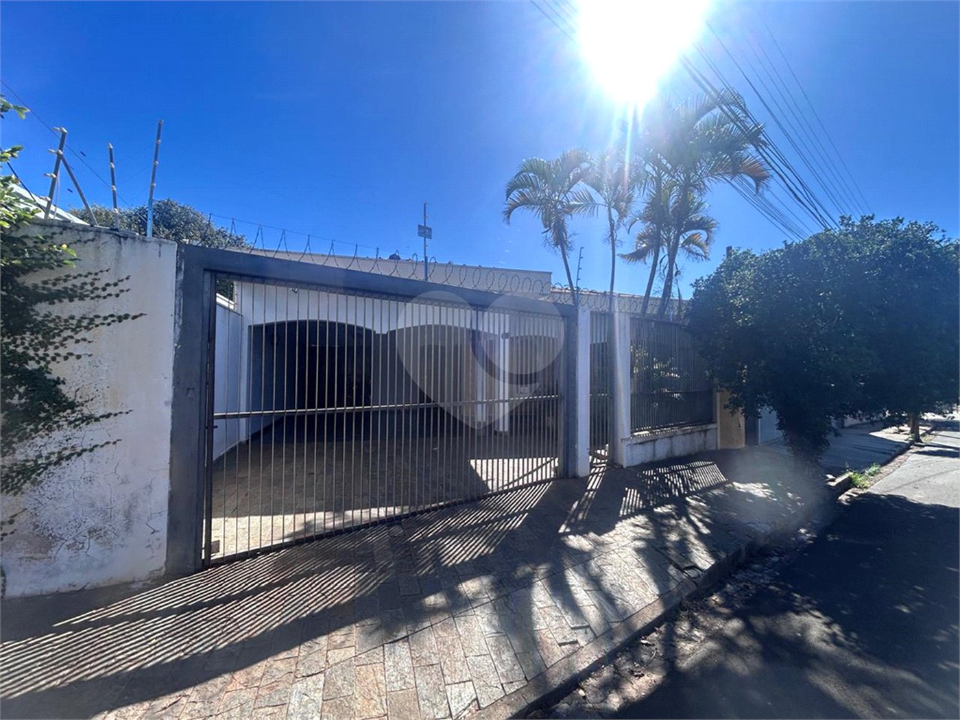 Casa espaçosa e confortável em um bairro tranquilo a venda.