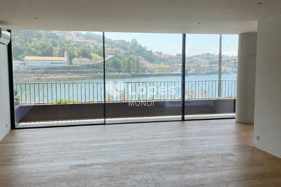 Apartamento T4 à venda em Lordelo do Ouro, Porto, Portugal – 240 m²