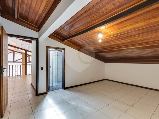 Sobrado à venda com 5 quartos, sendo 3 suítes,  em Interlagos, São Paulo, SP