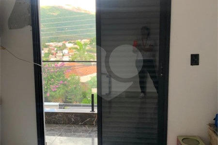 Sobrado à venda com 3 suítes em Jardim Maristela, Atibaia, SP
