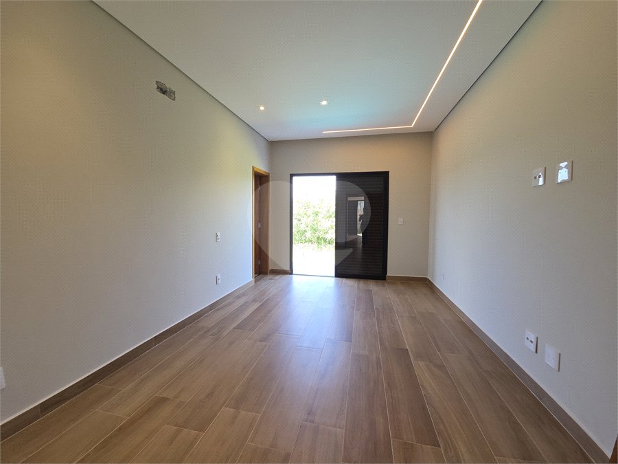 Casa à venda com 4 quartos, sendo 3 suítes, no condomínio Village Ipanema 2, Araçoiaba da Serra - SP