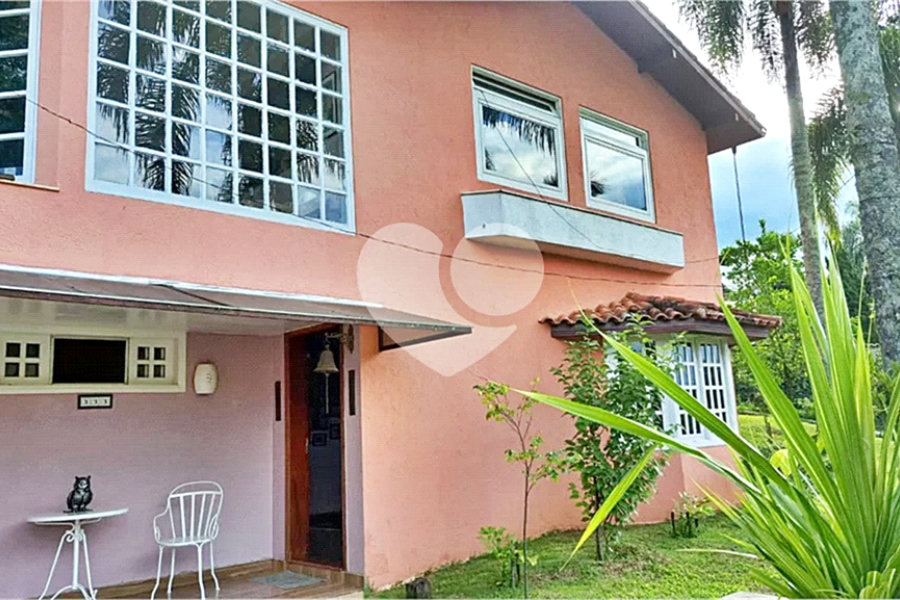 Casa à venda com 6 quartos, sendo 2 suítes, no condomínio Associação Reserva das Hortênsias, Mairiporã - SP