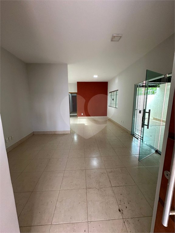 Casa à venda com 3 quartos, sendo 1 suíte, em Jardim Santa Marta, Cuiabá, MT