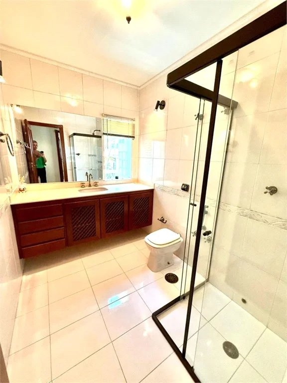 Sobrado à venda com 5 quartos, sendo 3 suítes, em Jardim Leonor, São Paulo, SP