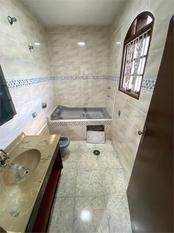Sobrado à venda com 4 quartos, sendo 1 suíte, em Jardim Medina, Poá, SP