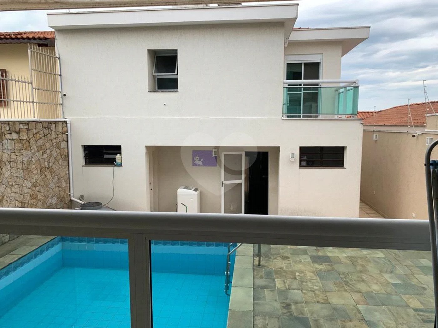 Excelente sobrado com piscina e churrasqueira