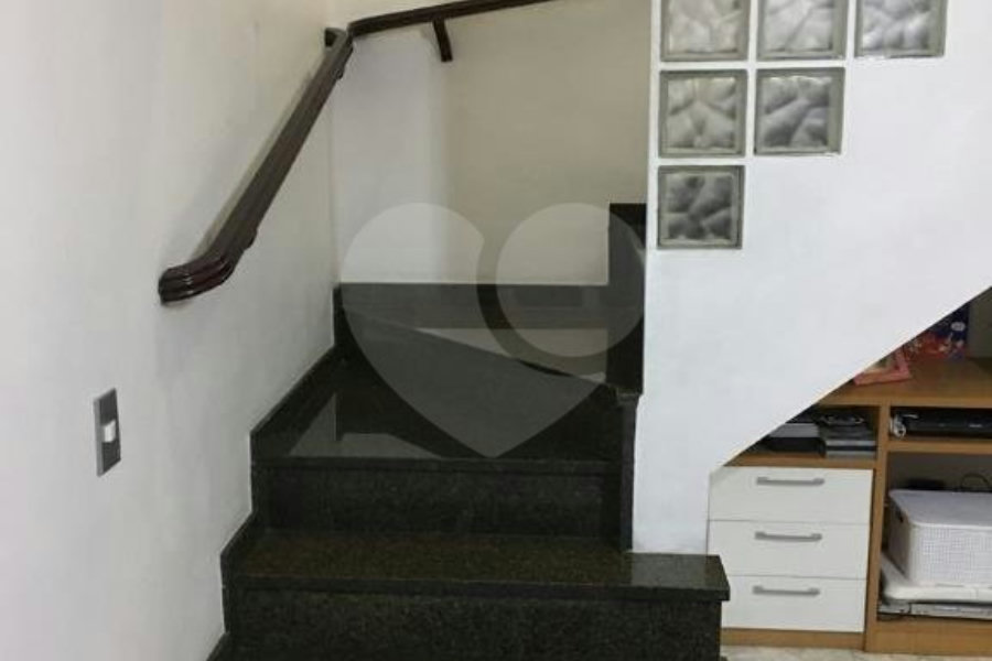 Casa à venda com 3 quartos, sendo 1 suíte, no condomínio Sobrado, São Paulo - SP