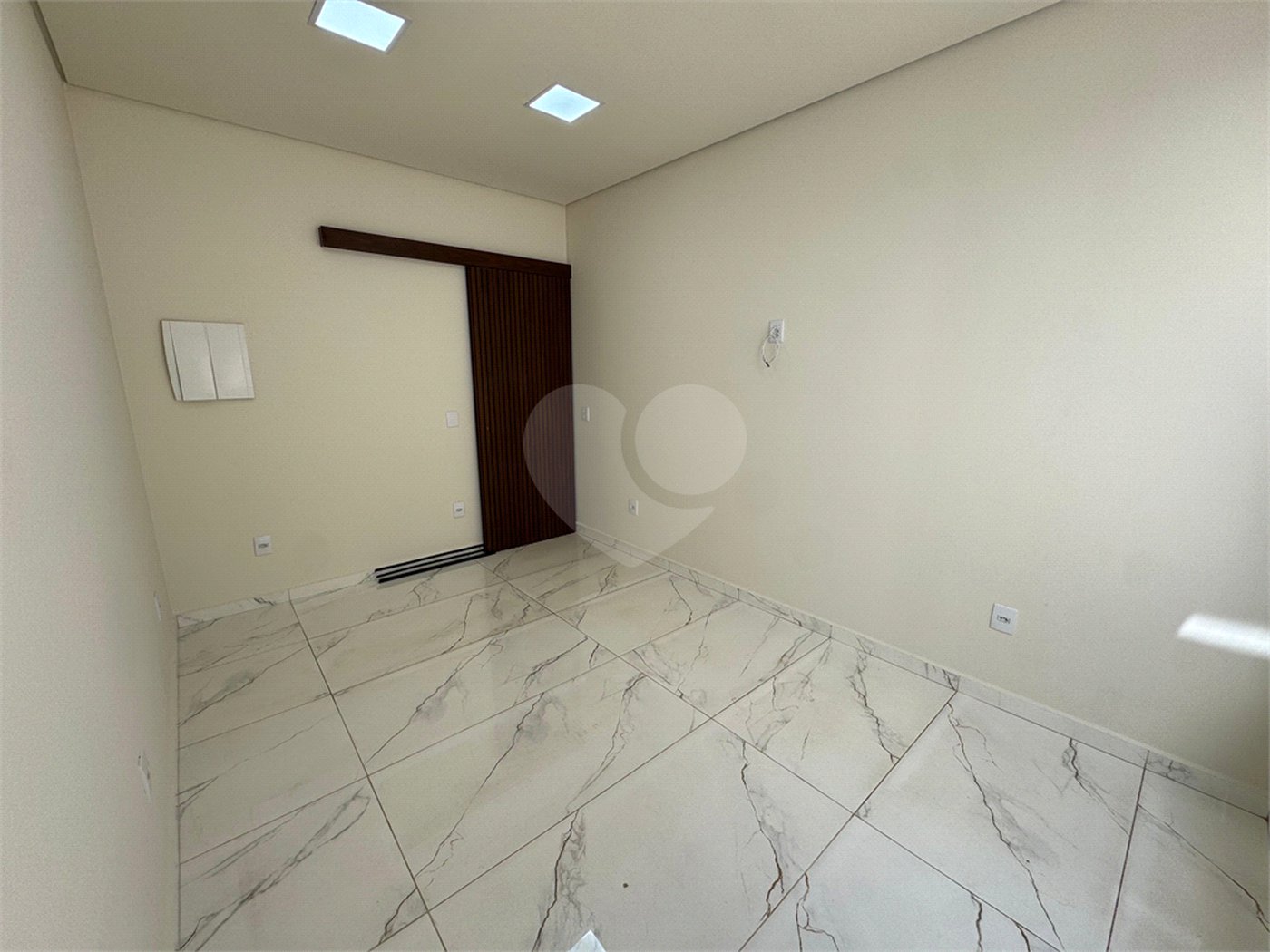 Casa à venda com 5 quartos, sendo 4 suítes, no condomínio Golden Ville, Itapetininga - SP