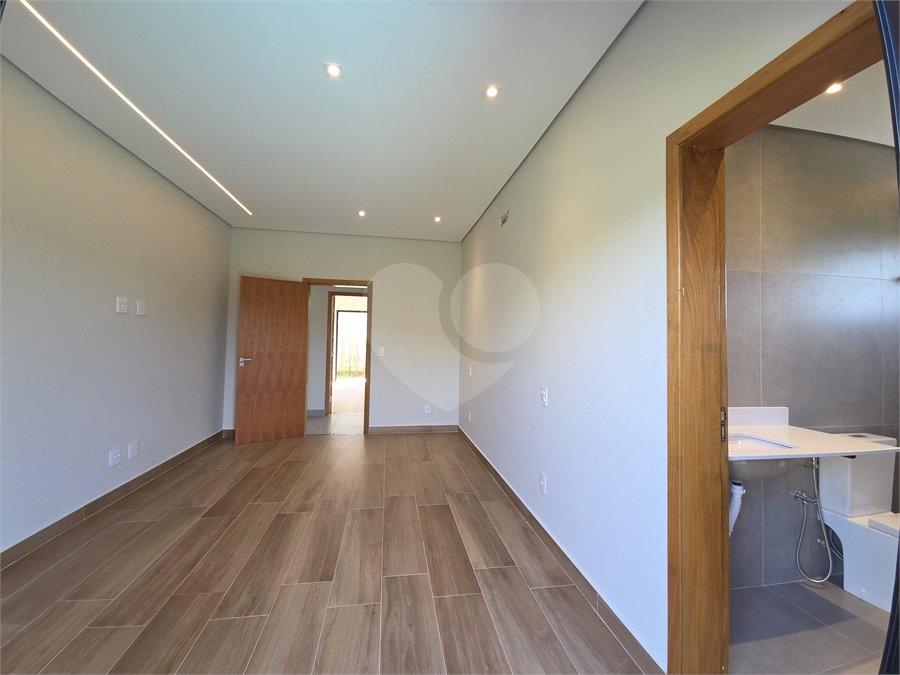 Casa à venda com 4 quartos, sendo 3 suítes, no condomínio Village Ipanema 2, Araçoiaba da Serra - SP