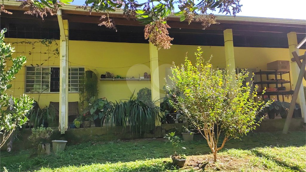 Chácara à venda com 3 quartos, sendo 2 suítes,  em Parque Varanguera, São Roque, SP