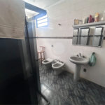 Casa espaçosa e confortável em um bairro tranquilo a venda.