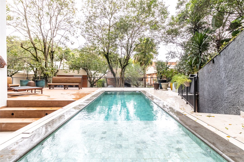 Casa à venda com 4 suítes no condomínio Granja do Morumbi, São Paulo - SP