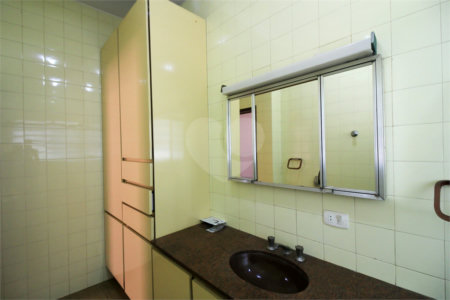 Casa à venda com 3 quartos, sendo 1 suíte, em Indianópolis, São Paulo, SP