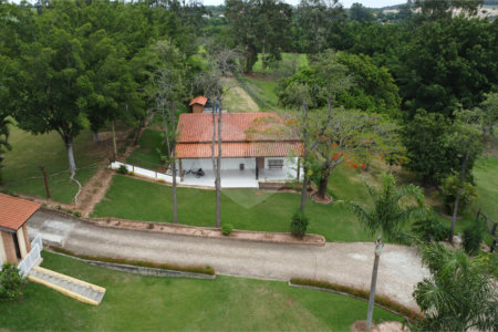 Casa à venda com 8 quartos, sendo 4 suítes, no condomínio Santa Filomena, Salto - SP