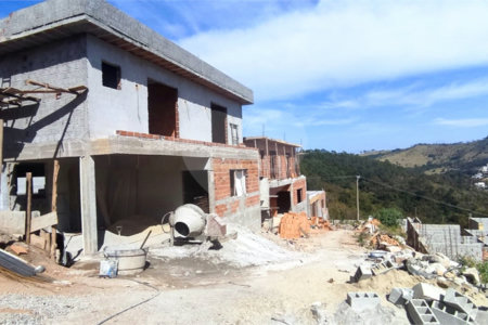 Casa à venda com 4 quartos, sendo 2 suítes, no condomínio Jaboticabeiras, Atibaia - SP