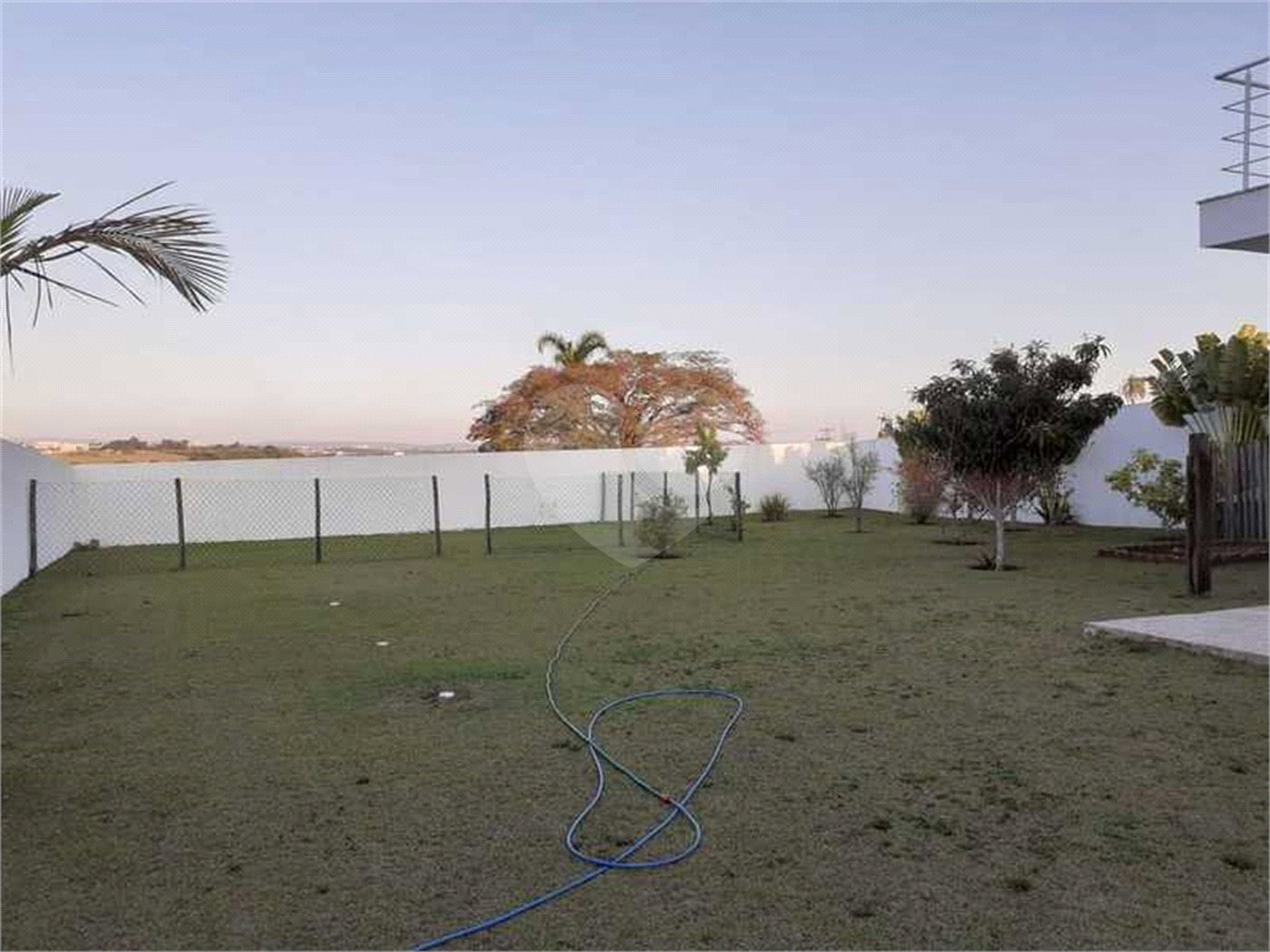 Casa à venda com 5 quartos, sendo 4 suítes, no condomínio Village Saint Charbel, Araçoiaba da Serra - SP