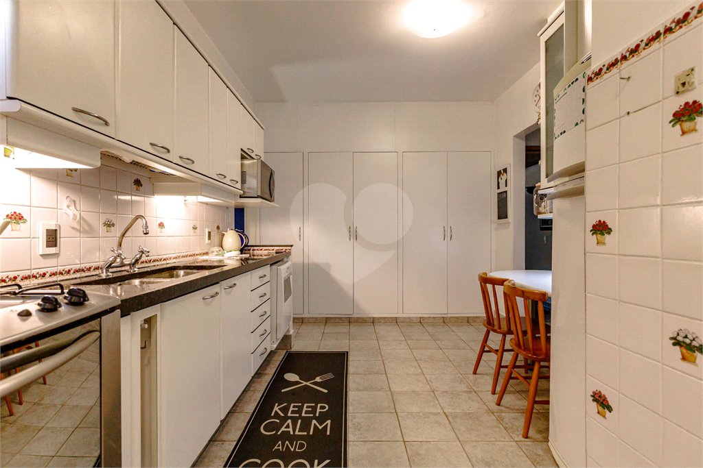 Casa à venda com 4 quartos, sendo 2 suítes, em Jardim Everest, São Paulo, SP
