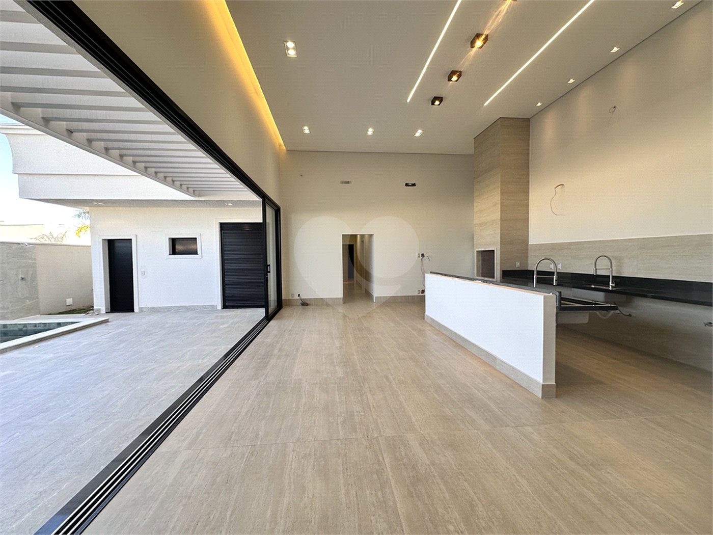 Casa à venda com 3 suítes no condomínio Residencial Florais Itália, Cuiabá - MT