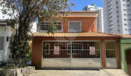 Sobrado à venda com 4 quartos, sendo 1 suíte,  em Vila Gilda, Santo André, SP