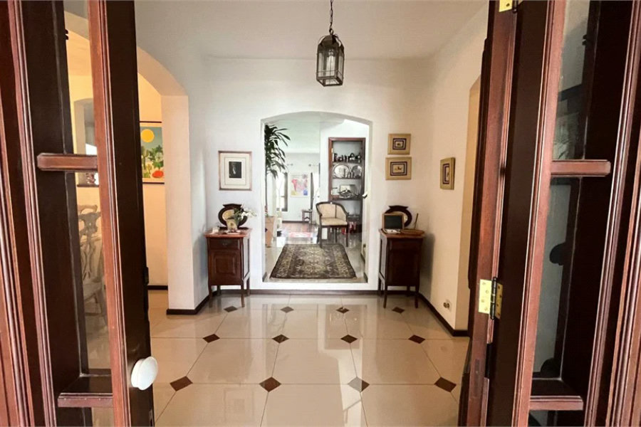 Casa à venda com 4 quartos, sendo 2 suítes, em Morumbi, São Paulo, SP
