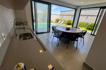Casa à venda com 4 suítes no condomínio Villas do Golf, Itu - SP