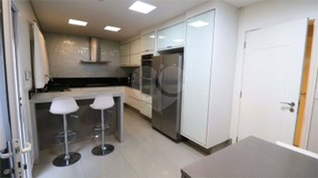 Sobrado à venda com 4 quartos, sendo 3 suítes, em Paraíso do Morumbi, São Paulo, SP