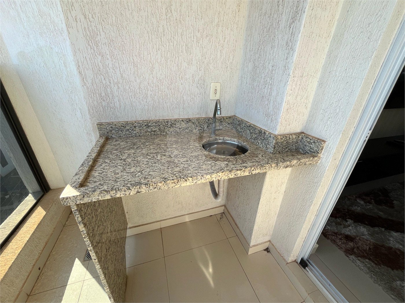 Apartamento mobiliado com 2 dormitórios sendo 1 suíte