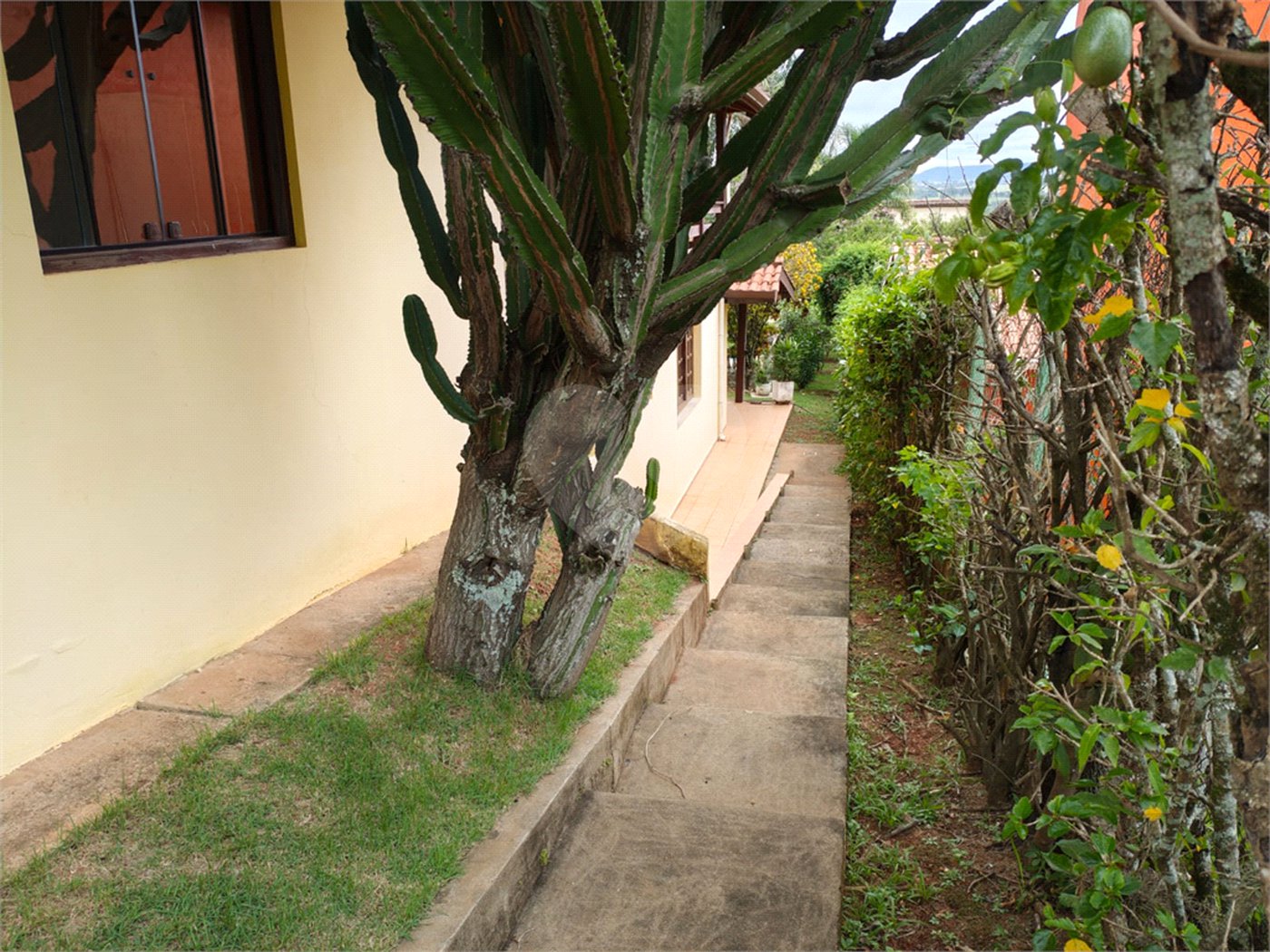 Casa à venda com 4 quartos, sendo 2 suítes,  em Country Residencial Felix, Bom Jesus dos Perdões, SP