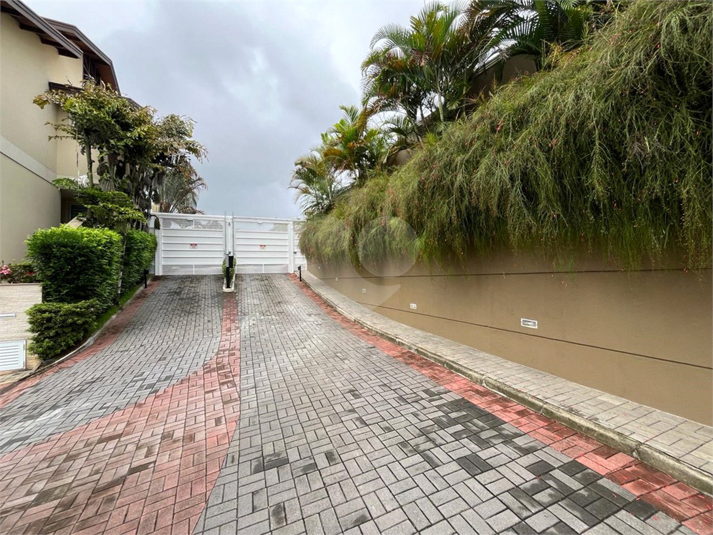Casa à venda com 4 quartos, sendo 2 suítes, no condomínio Floradas da Serra, São Paulo - SP