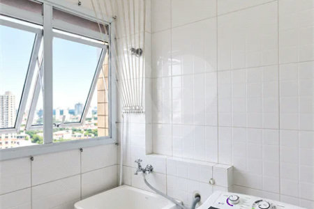 Apartamento de 84m² na Vila Lusitânia, em São Bernardo do Campo, com 3 dormitórios, suíte com varanda, 2 vagas cobertas, depósito privativo e lazer completo.