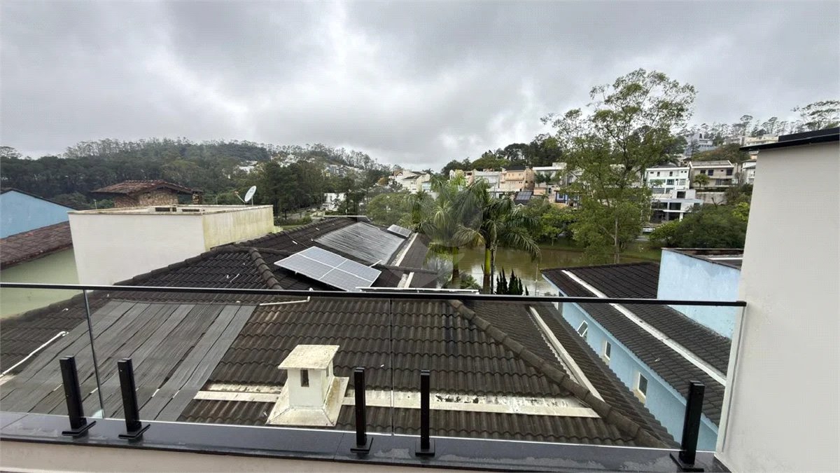 Sobrado de alto padrão no Swiss Park, totalmente reformado, com 4 suítes, piscina, elevador, espaço gourmet, 4 vagas e condomínio com lazer completo.