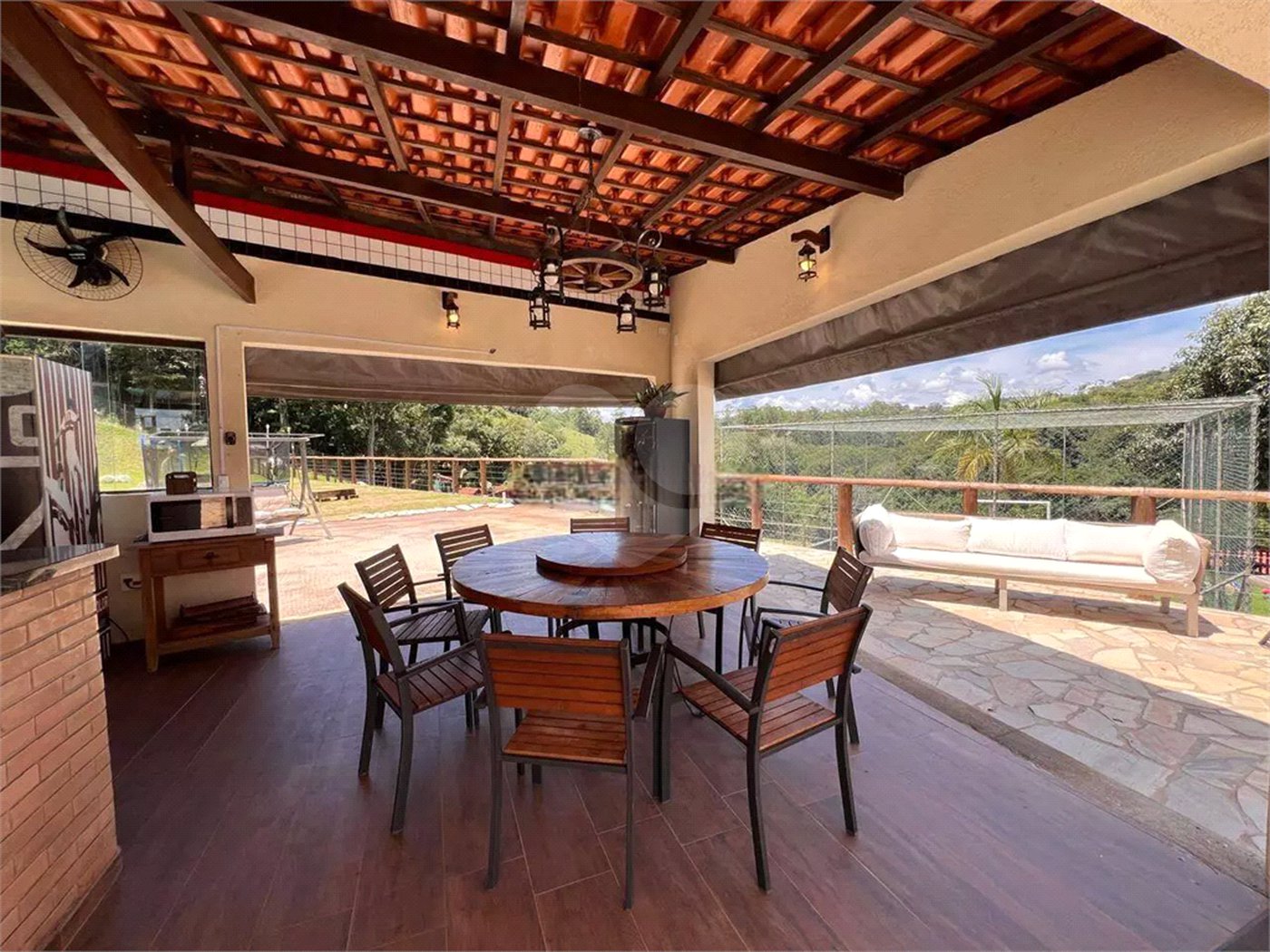 Chácara com excelente infraestrutura, contendo casa com 8 dormitórios, 900 m² de área construída, área total de 3000m², piscina adulto e infantil, churrasqueira, quadra gramada de futebol - Rio Acima - Atibaia/SP 900 m² Área construída 3.000 m² Área do terreno