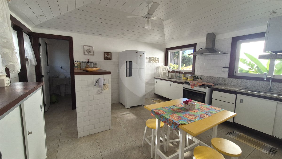 Casa em condomínio à venda com 4 quartos, sendo 3 suítes,  em Geribá, Armação dos Búzios, RJ