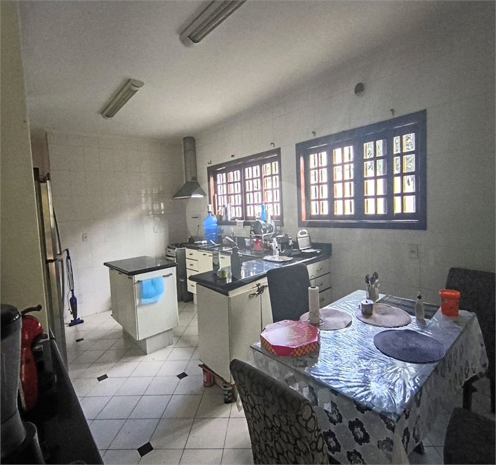 SOBRADO DE 426,0 M² COM 04 SUITES, SALÃO DE FESTAS, 06 VAGAS,06 BANHEIROS E PISCINA PARA LOCAÇÃO OU VENDA NO BARRO BRANCO