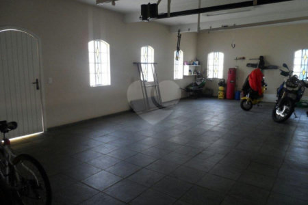 Sobrado à venda com 5 quartos, sendo 3 suítes, em Interlagos, São Paulo, SP
