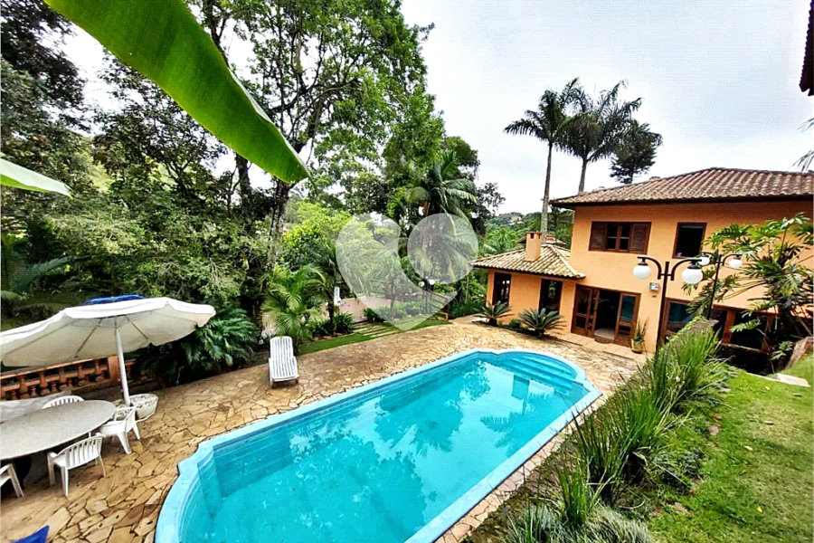 Casa à venda com 4 quartos, sendo 2 suítes, no condomínio Parque Imperial da Cantareira, Mairiporã - SP