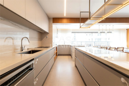 Apartamento à venda com 3 suítes em Moema, São Paulo, SP