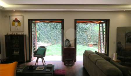 Casa à venda com 4 quartos, sendo 2 suítes,  no condomínio Vila das Flores, São Paulo - SP