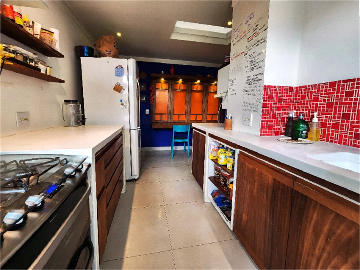 Casa à venda com 4 quartos, sendo 2 suítes, no condomínio Vila Nova de Gaia, São Paulo - SP