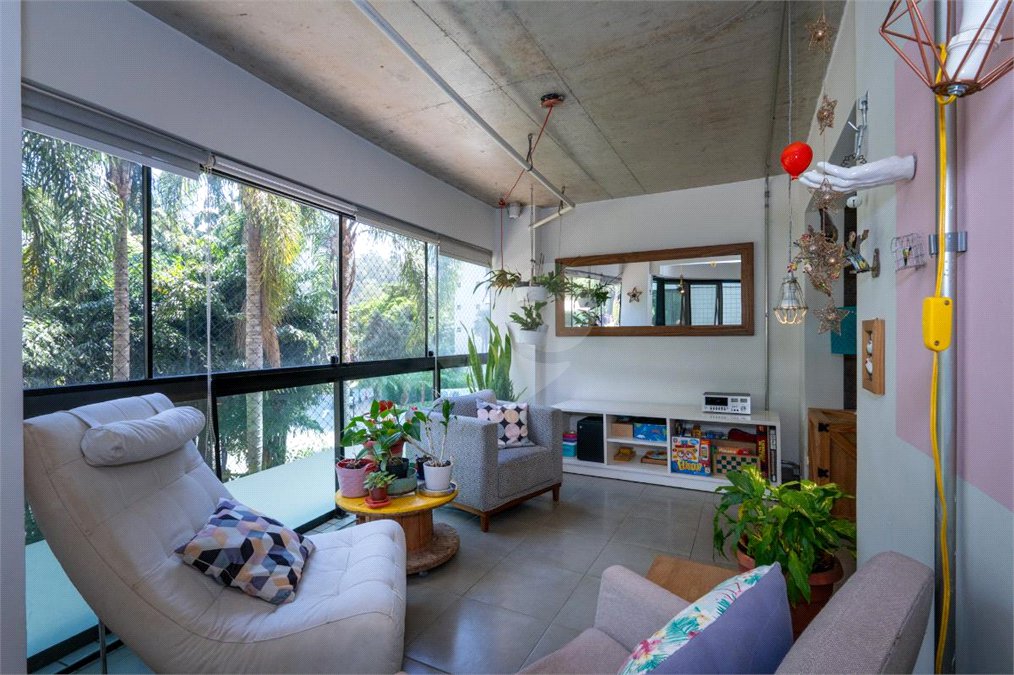 Apartamento à venda com 3 quartos, sendo 1 suíte, em Jardim Morumbi, São Paulo, SP