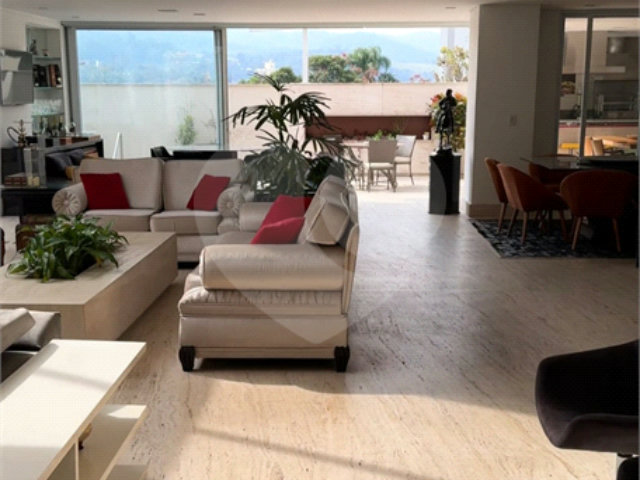 Casa à venda com 4 suítes no condomínio Villaggio Houda, São Paulo - SP