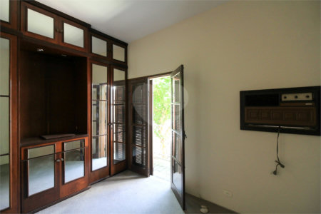 Casa à venda com 3 quartos, sendo 1 suíte, em Indianópolis, São Paulo, SP