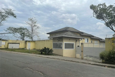 Casa à venda com 2 suítes no condomínio Cotia, Cotia - SP